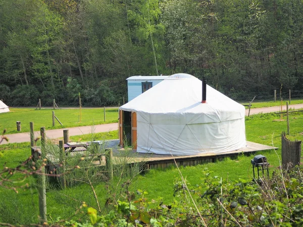 Una yurta en un campo —  Fotos de Stock