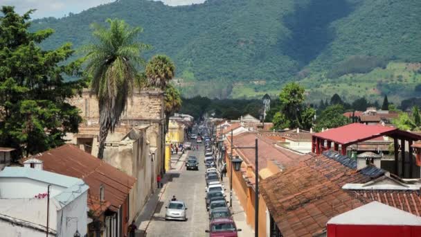 Antigua, Sacatepquez Guatemala, 22. Februar 2020. Eine Aufnahme von Antigua, Guatemala am frühen Morgen mit Menschen, Autos, Verkehr, Sonne und einem Vulkan im Hintergrund.