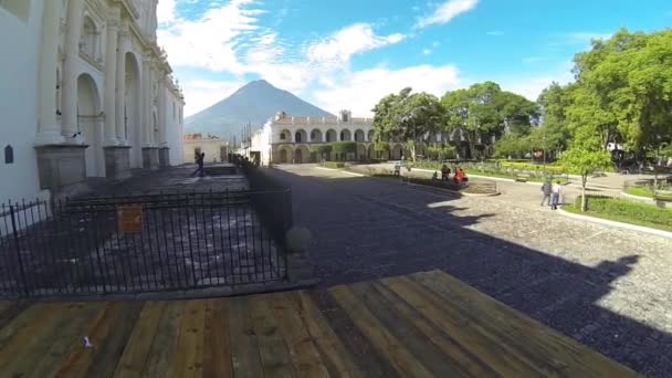 アンティグア サカテペスケスグアテマラ 2020年2月22日 背景にある人々 太陽と火山との早朝のグアテマラ アンティグアのショット — ストック動画