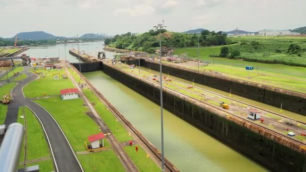 zelená voda z Miraflores Locks v Panamě. zámky mění výšku vody v panamském městě mezi Pacifikem a Atlantikem