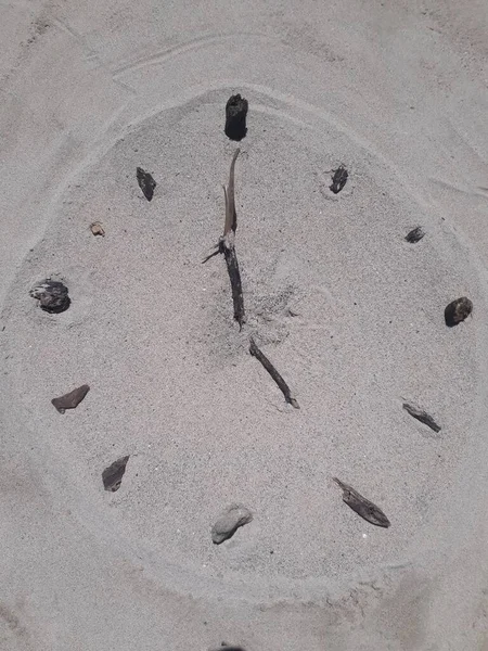 Clock Face Made Beach Sand Sticks Hands Stones Hours — Stock Photo, Image