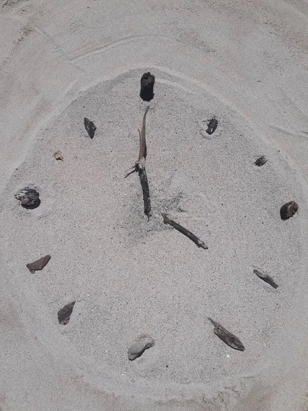 Clock Face Made Beach Sand Sticks Hands Stones Hours — Stock Photo, Image