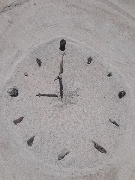 Clock Face Made Beach Sand Sticks Hands Stones Hours — Stock Photo, Image