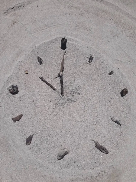 Clock Face Made Beach Sand Sticks Hands Stones Hours — Stock Photo, Image
