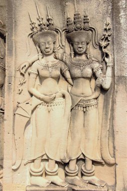 Apsara dansçısı kız Angkor Wat Tapınağı Kamboçya Siem Siam 'da taşın üzerinde dans ediyor.