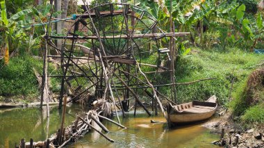 Kamboçya 'da Siem nehrinde balık tutarak balık avlayan balıkçı.