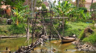 Kamboçya siem asia 'da nehirde su pompası çarkı ve tekne.
