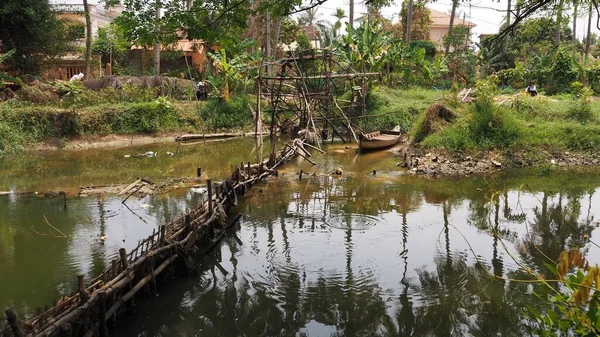 Havuz ve su parkı turist olmadığı için kapalı ve terk edilmiş. Corona virüsü covid-19 Kamboçya siem hasadı angkor wat