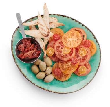 Farklı domatesli ciabatta ve zeytinli bir tabak. Beyaz bir arka planda. Düz Yatay