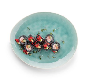 Tabakta taze somondan yapılmış suşi rulosu, içinde mürekkep balığı mürekkebi olan siyah pirinçli yengeç kreması. Geleneksel Japon mutfağı. Asya yemekleri. Beyaz bir arkaplanda