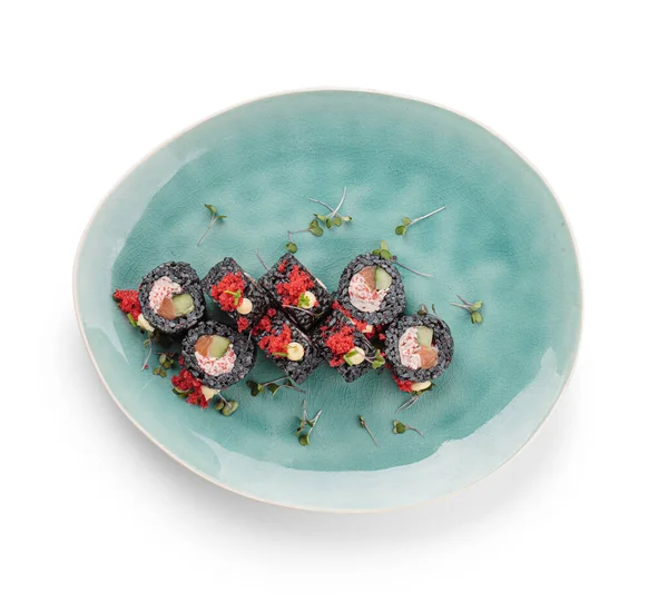 Tabakta taze somondan yapılmış suşi rulosu, içinde mürekkep balığı mürekkebi olan siyah pirinçli yengeç kreması. Geleneksel Japon mutfağı. Asya yemekleri. Beyaz bir arkaplanda