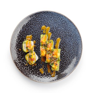 Taze somon ve avokadodan yapılmış suşi rulosu. Geleneksel Japon mutfağı. Asya yemekleri. Beyaz bir arka planda. İzole edilmiş