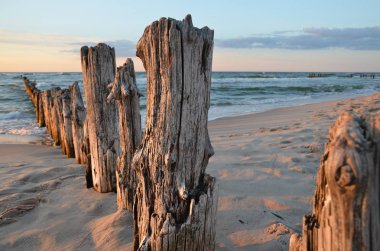 Gün batımında Baltık Denizi, Uniescie, Polonya üzerinde ahşap kırma suyu.