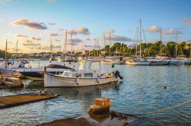 Gündoğumunda limana demirlemiş tekneler, Cala d 'Or, Mallorca, İspanya.