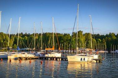 Tekneler Gizycko 'daki ikinci marinaya demirledi Kisajno Gölü, Masuria, Polonya.
