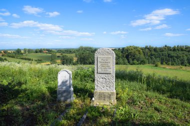 BEZLAWKI, MASURIA, POLAND - 12019 Ağustos: Bezlawki 'deki kilisenin etrafındaki mezarlığın bir parçası. Kilise 1513 'te 14. yüzyıldan kalma bir Alman kalesinde kuruldu.. 
