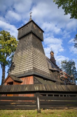 Polonya 'nın Poreba Wielka köyündeki Aziz Bartholomew (Bartlomiej) adanmış ahşap kilise. 16. yüzyılın başlarında Gotik tarzda inşa edilmiş..