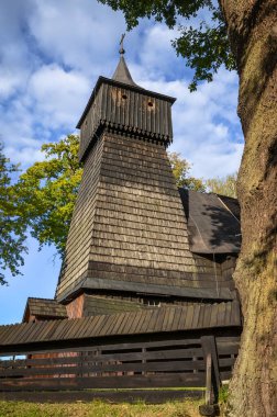 Polonya 'nın Poreba Wielka köyündeki Aziz Bartholomew (Bartlomiej) adanmış ahşap kilise. 16. yüzyılın başlarında Gotik tarzda inşa edilmiş..