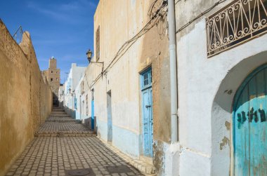 Tunus 'un ortaçağ Medine' sinde tipik bir cadde. Kasbah kulesi arka planda görünüyor..