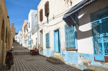 Tunus 'un ortaçağ Medine' sinde tipik bir cadde. Kasbah kulesi arka planda görünüyor..