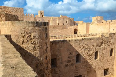 Ribat, Tunus 'ta bir ortaçağ kalesi..