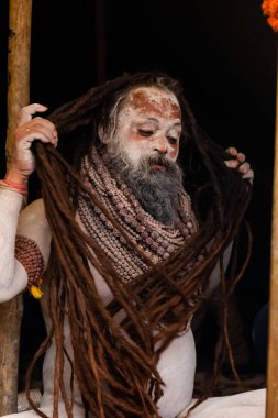Prayagraj, Uttar Pradesh, Hindistan - Şubat 2019: Hint naga sadhu Hindu ayinine hazırlanıyor - Kumbh Mela Fair.