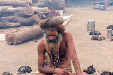 Prayagraj, Uttar Pradesh, Hindistan - Şubat 2019: Hint naga sadhu Hindu ayinine hazırlanıyor - Kumbh Mela Fair.