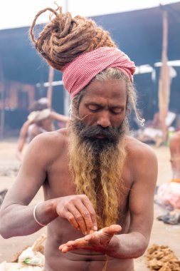 Prayagraj, Uttar Pradesh, Hindistan - Şubat 2019: Hindistan naga sadhu Hindu ayinine hazırlanıyor - Kumbh Mela Fuarı.