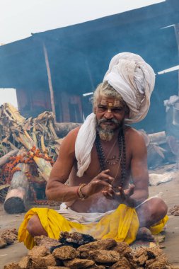 Prayagraj, Uttar Pradesh, Hindistan - Şubat 2019: Hint naga sadhu Hindu ayinine hazırlanıyor - Kumbh Mela Fair.