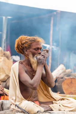 Prayagraj, Uttar Pradesh, Hindistan - Şubat 2019: Hint naga sadhu Hindu ayinine hazırlanıyor - Kumbh Mela Fair.