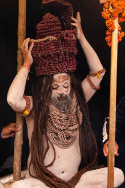 Prayagraj, Uttar Pradesh, Hindistan - Şubat 2019: Hint naga sadhu Hindu ayinine hazırlanıyor - Kumbh Mela Fair.