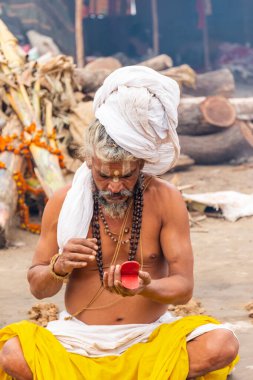 Prayagraj, Uttar Pradesh, Hindistan - Şubat 2019: Hint naga sadhu Hindu ayinine hazırlanıyor - Kumbh Mela Fair.