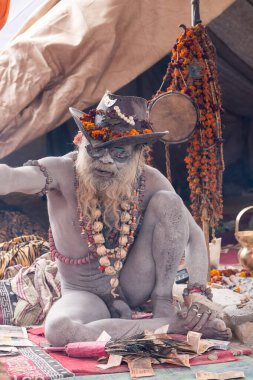 Prayagraj, Uttar Pradesh, Hindistan - Şubat 2019: Hint naga sadhu Hindu ayinine hazırlanıyor - Kumbh Mela Fair.
