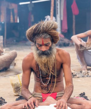 Prayagraj, Uttar Pradesh / Hindistan - Şubat 2019: Kamplarında meditasyon sırasında Naga Baba 'nın portresi çekilmiştir ve Hindu festivalinde müritlere kutsanmıştır.