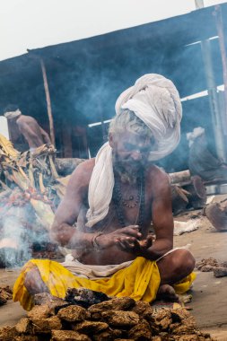 Prayagraj, Uttar Pradesh, Hindistan - Şubat 2019: Hint naga sadhu Hindu ayinine hazırlanıyor - Kumbh Mela Fair.