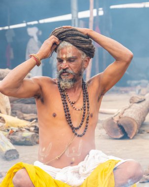 Prayagraj, Uttar Pradesh, Hindistan - Şubat 2019: Hindistan naga sadhu Hindu ayinine hazırlanıyor - Kumbh Mela Fuarı.