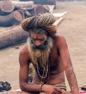 Prayagraj, Uttar Pradesh, Hindistan - Şubat 2019: Hint naga sadhu Hindu ayinine hazırlanıyor - Kumbh Mela Fair.