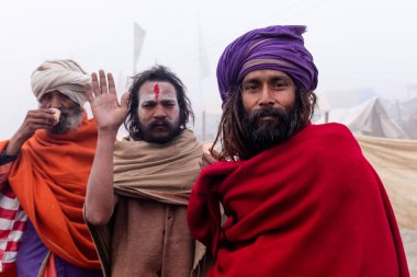 Prayagraj, Uttar Pradesh, Hindistan - Şubat 2019: Hint naga sadhu Hindu ayinine hazırlanıyor - Kumbh Mela Fair.
