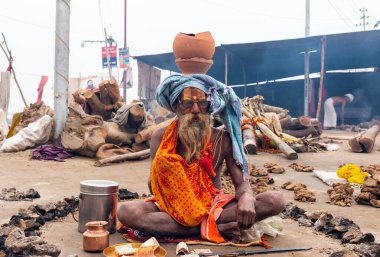 Prayagraj, Uttar Pradesh, Hindistan - Şubat 2019: Hint naga sadhu Hindu ayinine hazırlanıyor - Kumbh Mela Fair.