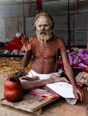 Prayagraj, Uttar Pradesh, Hindistan - Şubat 2019: Hint naga sadhu Hindu ayinine hazırlanıyor - Kumbh Mela Fair.