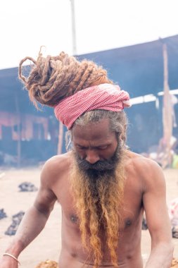 Prayagraj, Uttar Pradesh, Hindistan - Şubat 2019: Hint naga sadhu Hindu ayinine hazırlanıyor - Kumbh Mela Fair.