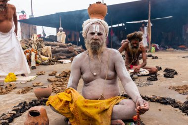 Prayagraj, Uttar Pradesh, Hindistan - Şubat 2019: Hint naga sadhu Hindu ayinine hazırlanıyor - Kumbh Mela Fair.