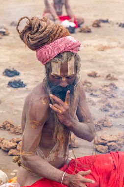 Prayagraj, Uttar Pradesh, Hindistan - Şubat 2019: Hindistan naga sadhu Hindu ayinine hazırlanıyor - Kumbh Mela Fuarı.