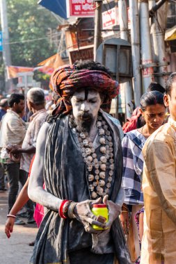 Prayagraj, Uttar Pradesh, Hindistan - Şubat 2019: Hint naga sadhu Hindu ayinine hazırlanıyor - Kumbh Mela Fair.