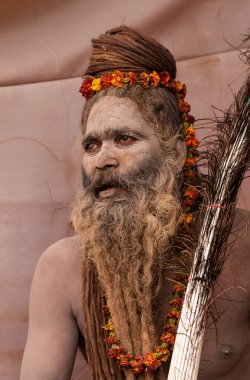 Prayagraj, Uttar Pradesh, Hindistan - Şubat 2019: Hint naga sadhu Hindu ayinine hazırlanıyor - Kumbh Mela Fair.