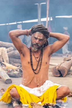 Prayagraj, Uttar Pradesh, Hindistan - Şubat 2019: Hint naga sadhu Hindu ayinine hazırlanıyor - Kumbh Mela Fair.