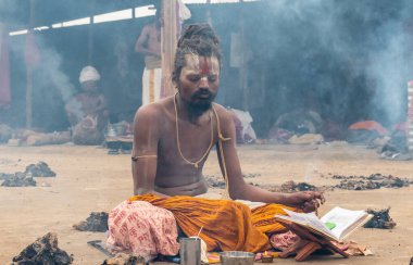 Prayagraj, Uttar Pradesh, Hindistan - Şubat 2019: Hint naga sadhu Hindu ayinine hazırlanıyor - Kumbh Mela Fair.