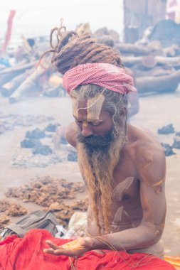 Prayagraj, Uttar Pradesh, Hindistan - Şubat 2019: Hindistan naga sadhu Hindu ayinine hazırlanıyor - Kumbh Mela Fuarı.