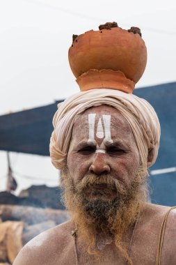 Prayagraj, Uttar Pradesh, Hindistan - Şubat 2019: Hint naga sadhu Hindu ayinine hazırlanıyor - Kumbh Mela Fair.