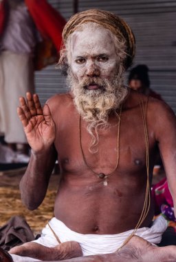 Prayagraj, Uttar Pradesh, Hindistan - Şubat 2019: Hint naga sadhu Hindu ayinine hazırlanıyor - Kumbh Mela Fair.